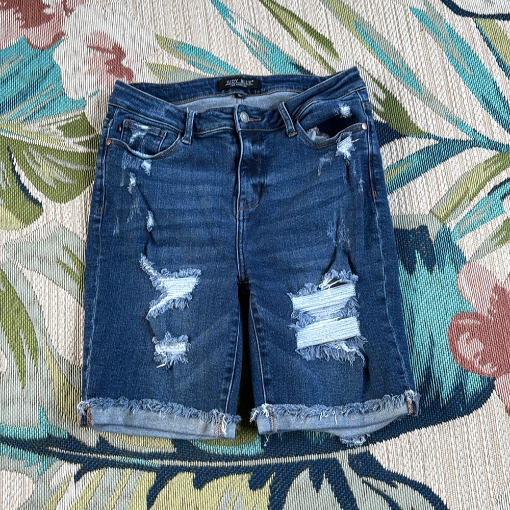 🌸 Judy Blue Bermuda shorts size Large 🌸